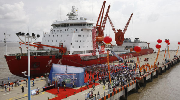 Xuelong in the port of Shangai